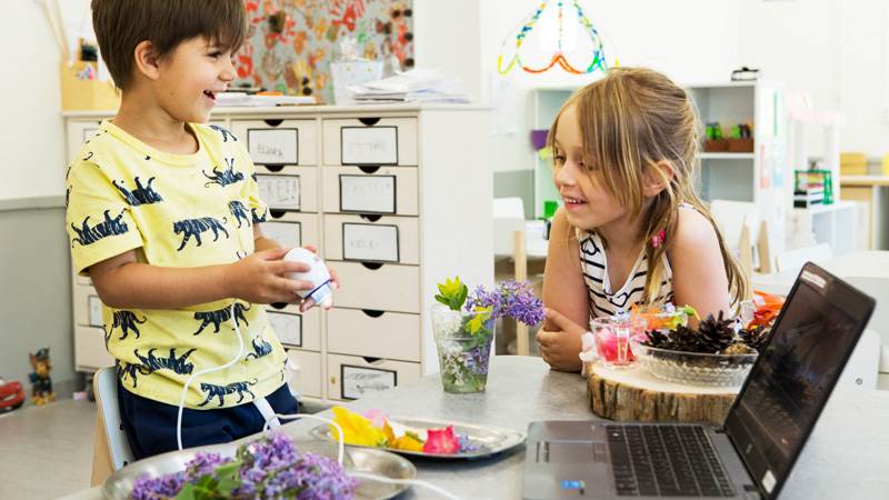 Barn i ateljén. Barn i ateljén.